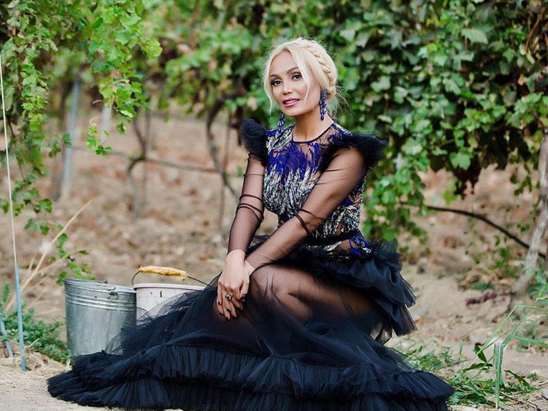 Nura o qədər qısa geyindi ki, oturanda hər yeri göründü - FOTO