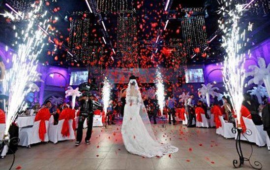 Gəlin toy günü bəyin dostları ilə... — Azərbaycanda çəkilmiş VİDEO