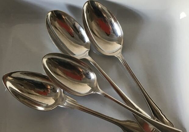 Anasının gözü qarşısında qaşığı uddu, özünü yandırmaq istədi - BAKIDA