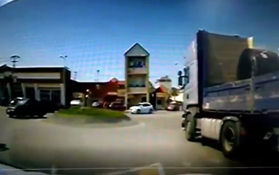 Bakı yük maşını ilə avtoxuliqanlıq edib həyəcan yaradan şəxs saxlanılıb - VİDEO