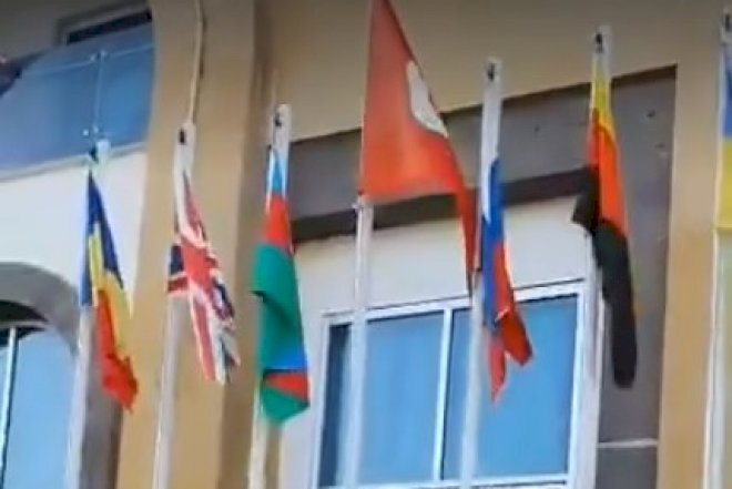 Azərbaycan bayrağı otelin önündə asıldı - Video