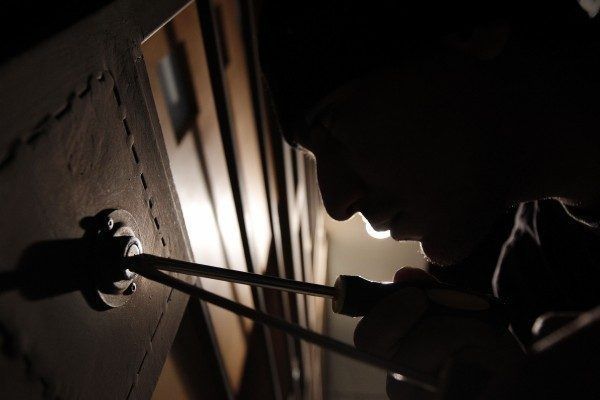 Axtarışda olan şəxs mənzildən külli miqdarda pul, qızıl oğurladı