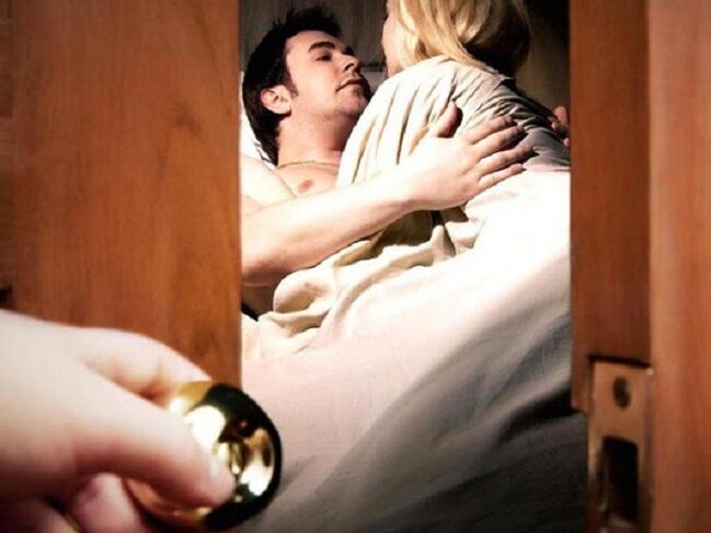 Ərli qadın Bakıda başqası ilə sevişdi, intim videosu çəkildi, sonra…