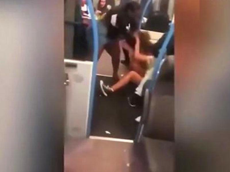 Metroda əlbəyaxa DAVA - VİDEO