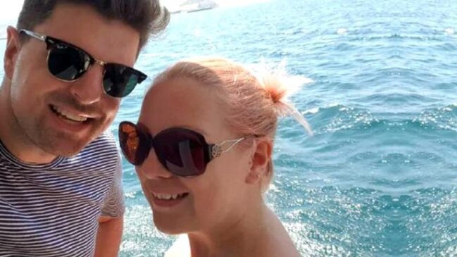 Qadınla yatağa girdi, 