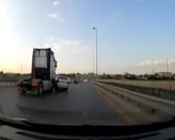 Bakıda TIR maşını vurub, bir neçə metr sürüdü - VİDEO