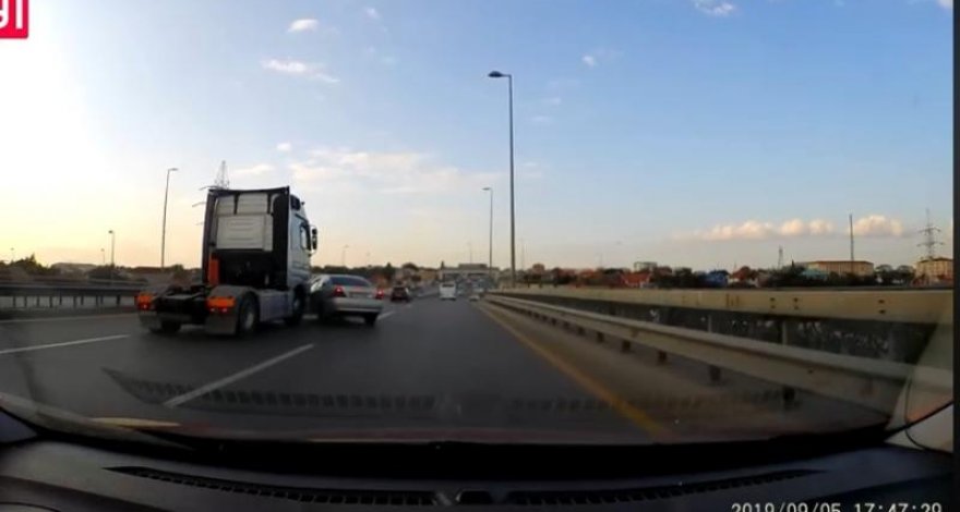 В Баку грузовик зацепил машину и протащил по асфальту - ВИДЕО