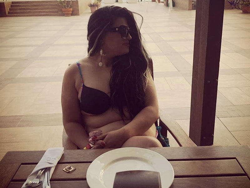 Azərbaycanlı müğənninin bacısı bikinidə - Makiyajlı halda hovuza girdi - FOTO