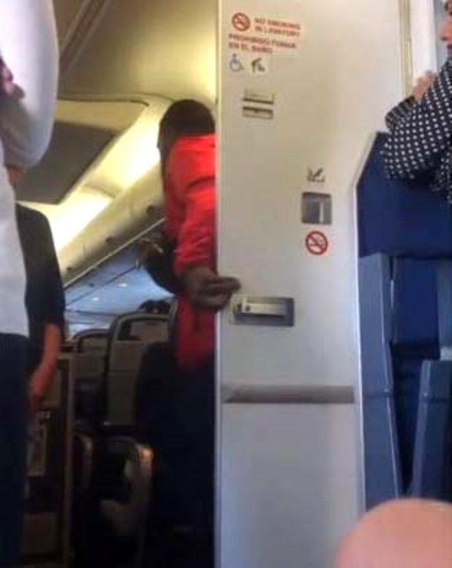Təyyarənin tualetində cinsi əlaqəyə girdilər - Məşhur şəxs onları kameraya çəkdi - FOTO