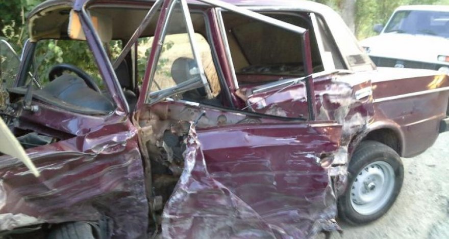 В Саатлы легковой автомобиль столкнулся с грузовиком