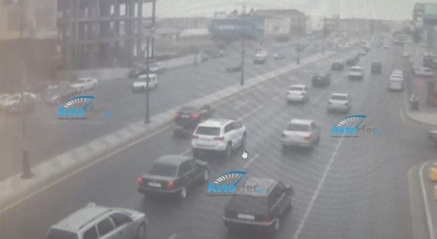 В Баку автомобиль сбил женщину - ВИДЕО