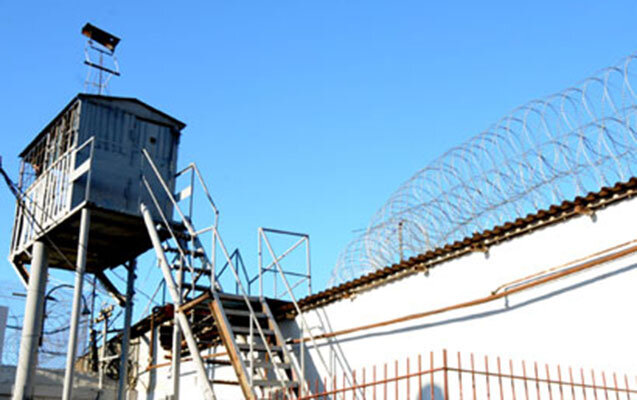 Gəncədə məhbus bizlə qarnını deşdi