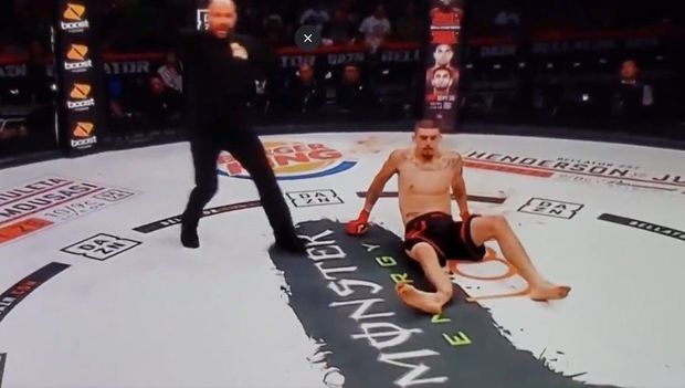 Боец MMA сломал ногу о соперника - ВИДЕО