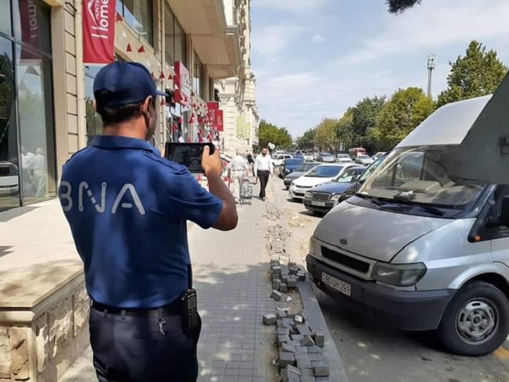 Əhali çaş-baş qalıb: Biri parkinqə icazə verir, digəri qadağan edir - FOTO