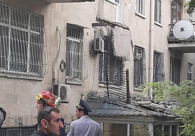 В Баку в многоквартирном доме обвалился балкон