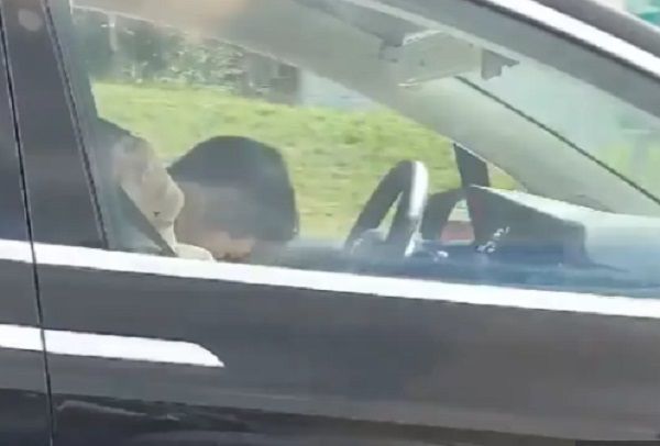 Sürücü 100 km/s sürətində sükan arxasında yatdı – VİDEO