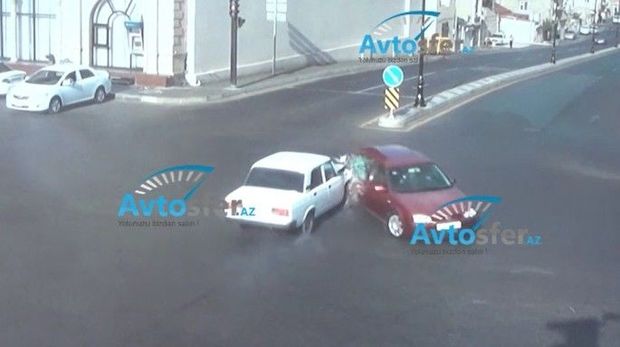 Bakıda yolayrıcının keçilməsi qaydalarının pozulması qəzalara səbəb oldu - VİDEO