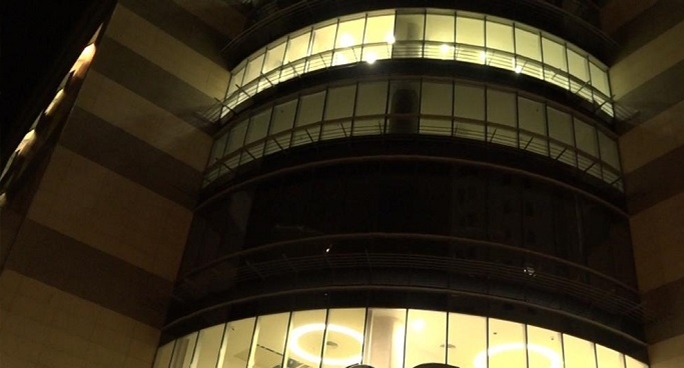 Bakıda plazadan iri şüşə parçası yerə töküldü — xəsarət alanlar var - VİDEO