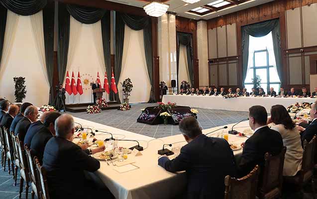 Ərdoğanla görüşdə İmamoğlunun stulu qırıldı - Video