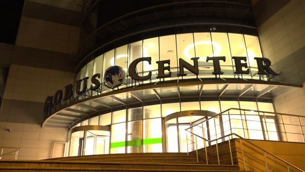 От разбившегося стекла Globus Plaza пострадали два пешехода