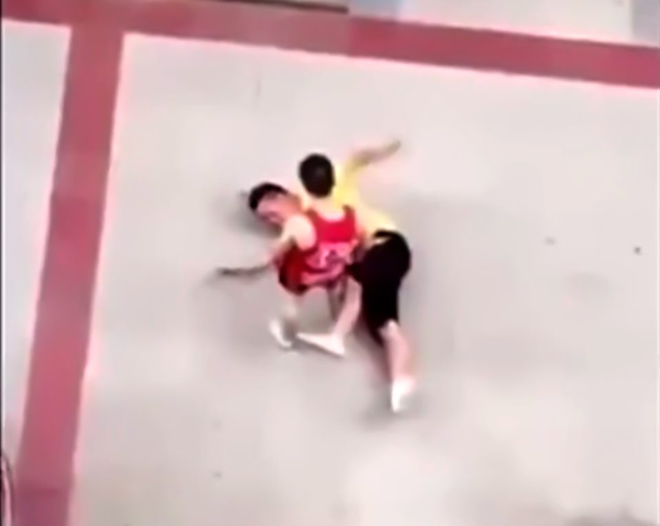 Cılız görüb döymək istədi, peşman oldu - VİDEO