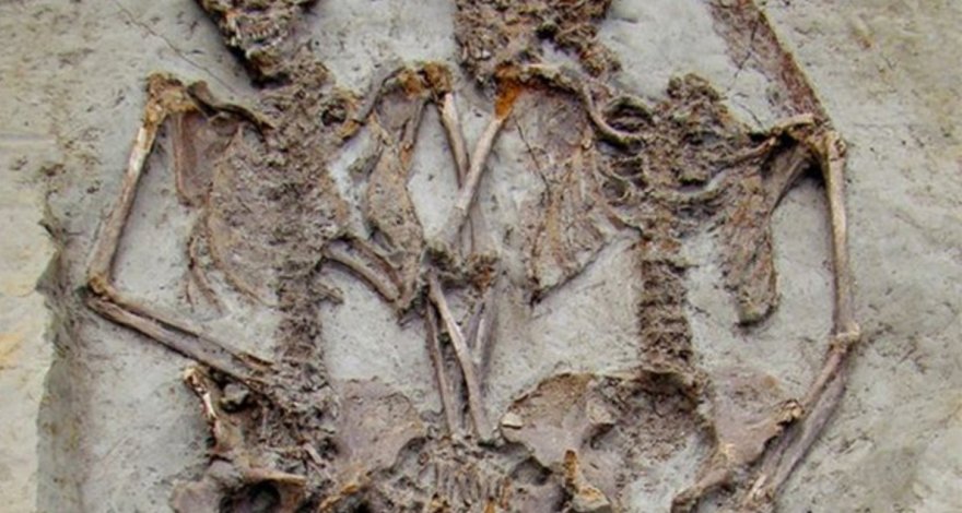 Древние скелеты «влюбленных» оказались мужскими
