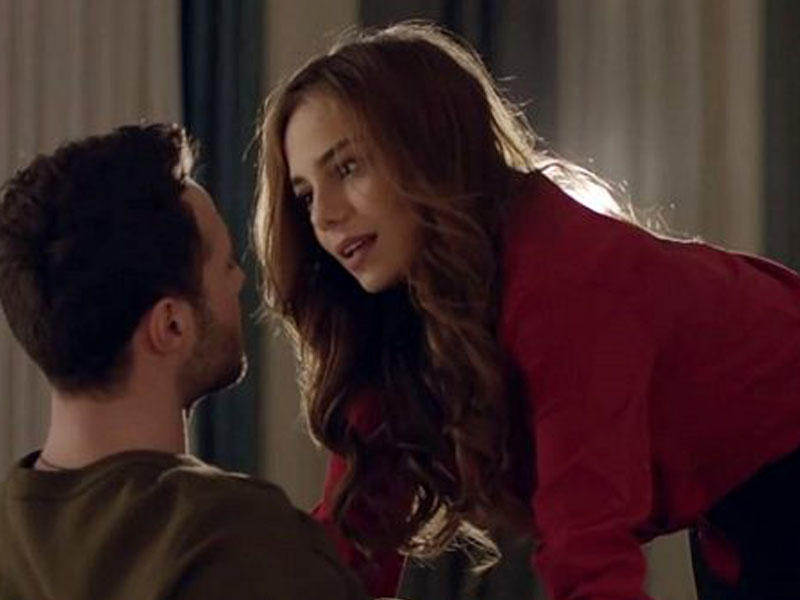 Bəkarət pozma səhnəsi ilə tanınan Bahardan iddialı paylaşım - Sinəsini çöldə qoydu - FOTO