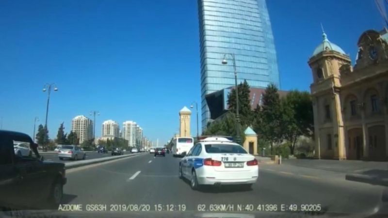 Bakıda qanunları kobud şəkildə pozan yol polisi kimdir? — Təhlükəli manevrlər edir (VİDEO)