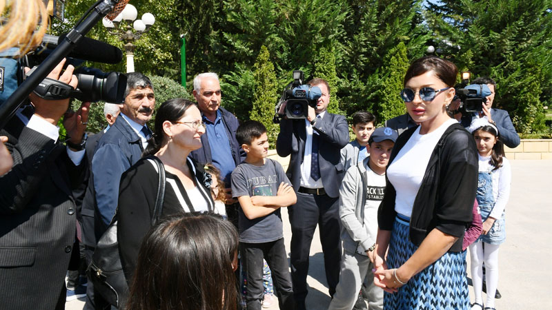 Mehriban Əliyeva Şamaxıda səfərdə olub (FOTOLAR)