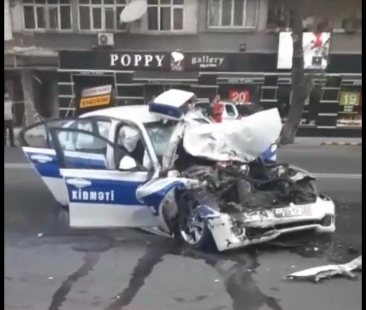 Bakıda YPX maşını ağır qəzaya düşdü - polislər xəsarət aldı - VİDEO