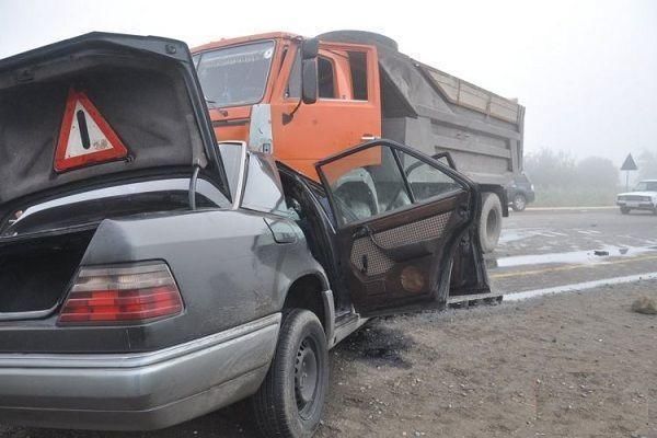 “KamAZ”la “Mercedes” toqquşdu: sərnişin ön şüşədən çölə düşüb öldü