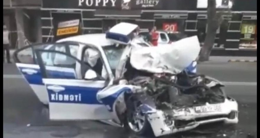 В Баку автомобиль дорожной полиции попал в аварию, есть пострадавшие - ВИДЕО