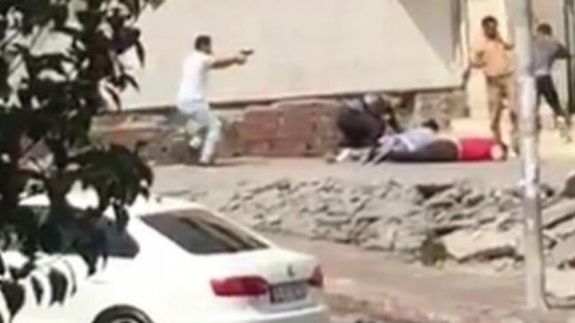 Şəhərin ortasında atışmanın ANBAN GÖRÜNTÜLƏRİ: biri qadın olmaqla, 3 nəfər... - FOTO/VİDEO