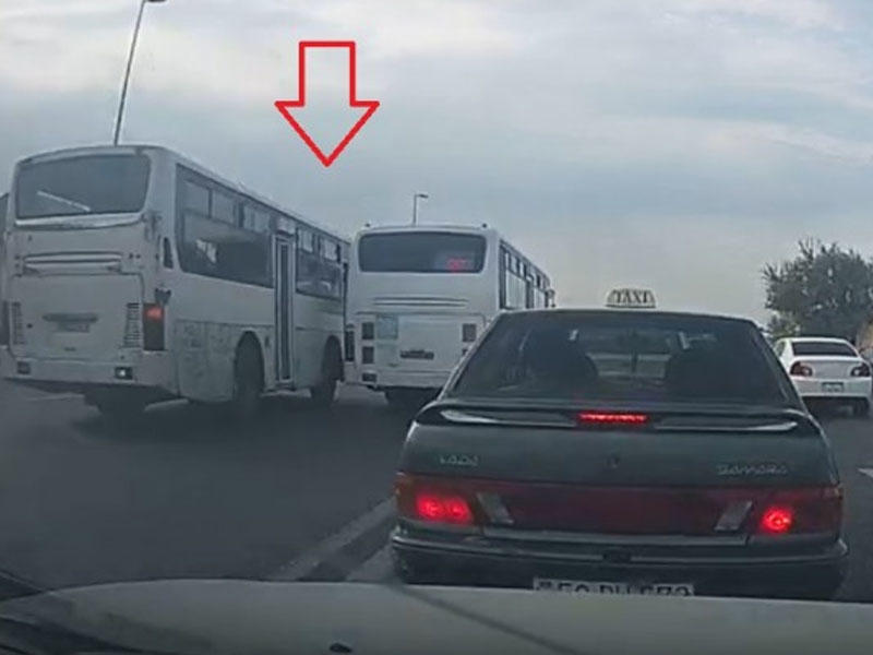 Əks yola çıxaraq bir-biri ilə ötüşən avtobus sürücüləri - VİDEO