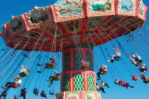 В Шеки студентка упала с аттракциона и попала в больницу