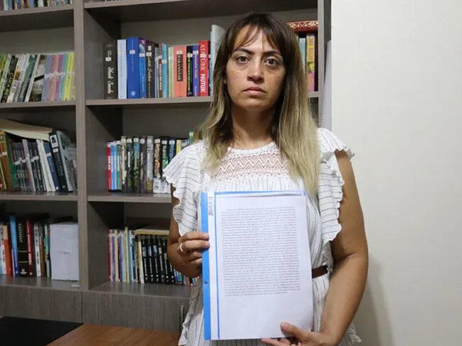 Şagirdin nənəsi hər kəsin gözü önündə müəllimi şillələdi - Səbəbi TƏƏCCÜBLƏNDİRDİ - VİDEO