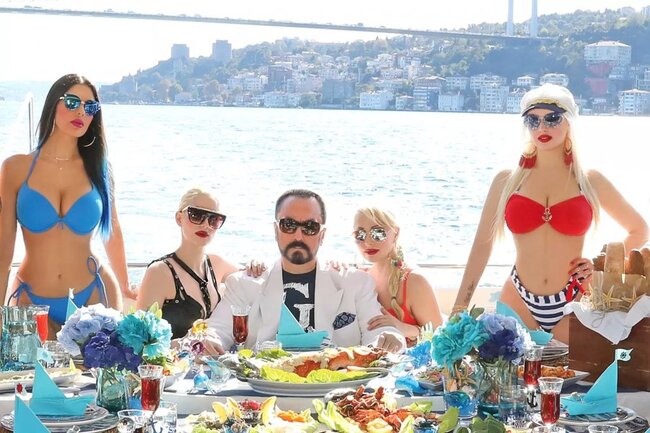 Cinsi istismar, təcavüz və qruplaşma yaratmaq - Adnan Oktarın hakim qarşısına çıxır