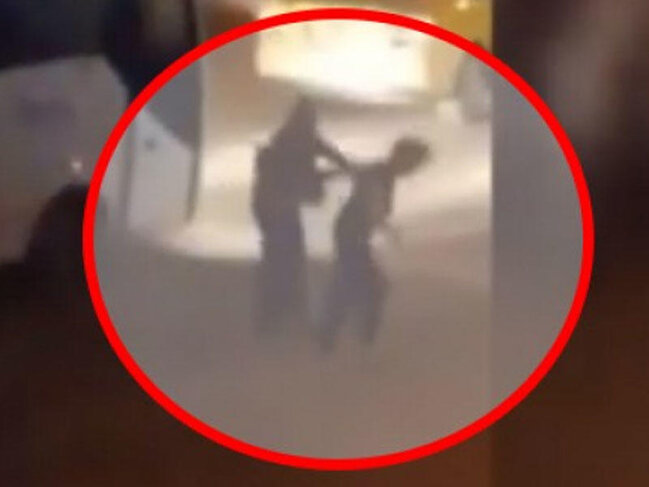 Taksi sürücüsü qadın sərnişini vəhşicəsinə döydü - VİDEO