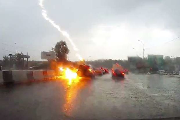 Молния ударила в заднее стекло Toyota и вышла через колеса - ВИДЕО
