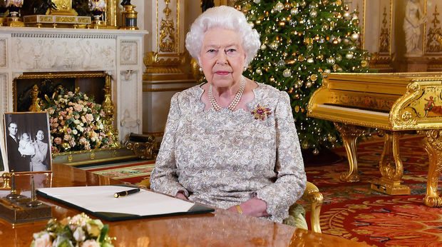 Королева Британии осталась без бара из-за пьянства персонала Букингемского дворца