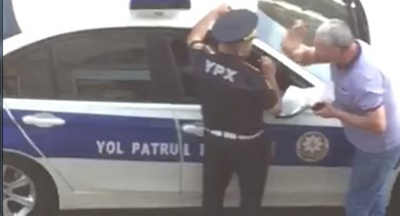 Bakıda sürücü yol polisini vurdu — DİQQƏT SÖYÜŞ VAR - VİDEO (+18)