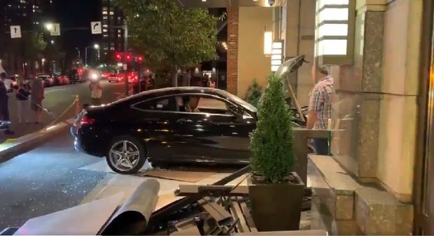 В Нью-Йорке автомобиль въехал в Trump Plaza - ВИДЕО