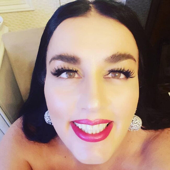 Qaşlarını dəyişən Elzanı Monika Belluççiyə oxşatdılar - Fotolar