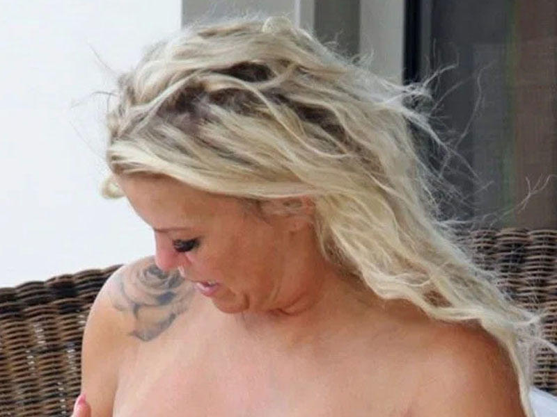 4 dəfə sinəsini əməliyyat etdirən aparıcı büsqaltersiz günəşləndi - FOTO