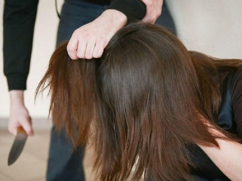 Bakının mərkəzində qadına bıçaq çəkdilər