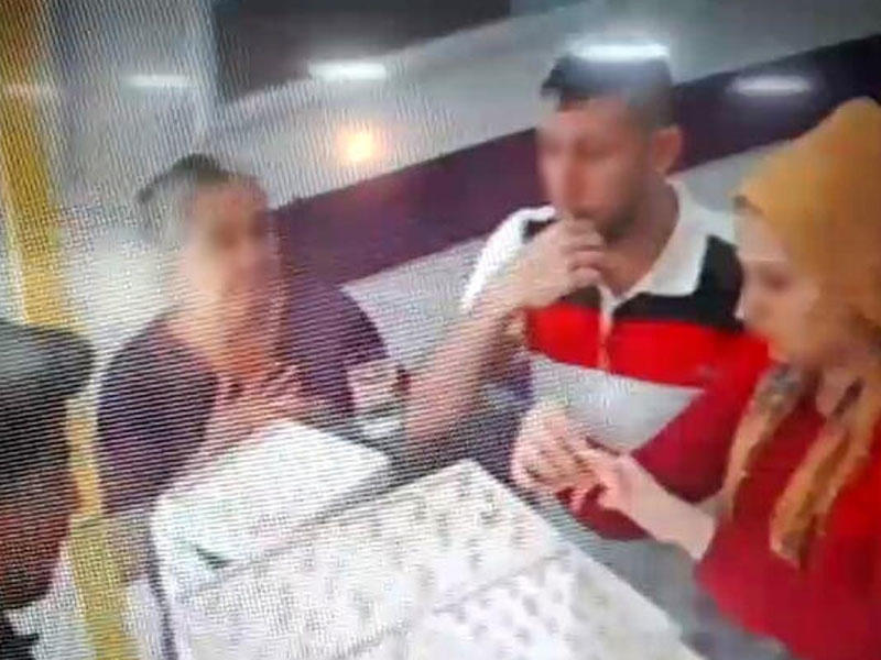 Gəlinlə bəy qızıl satıcısının başını qatdı, QAYINANA ÜZÜYÜ OĞURLADI - VİDEO