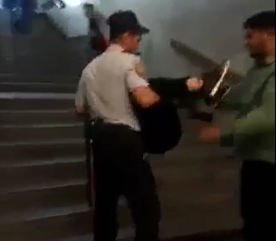 Bakı metrosunda həyəcanlı anlar - Polis qızı belə xilas etdi - VİDEO