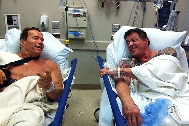 Şvartsnegger Stallone ilə bıçaqlarını ölçdü - VİDEO