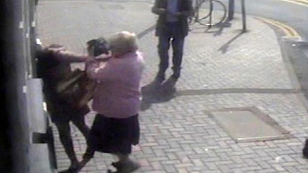 81 yaşlı qadın pulunu oğurlamaq istəyən gənc qızı döydü - FOTO/VİDEO