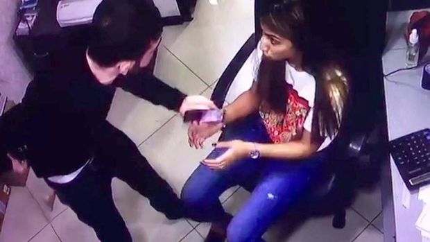 Ревнивец изрезал бывшую жену на глазах у ее коллег - ВИДЕО